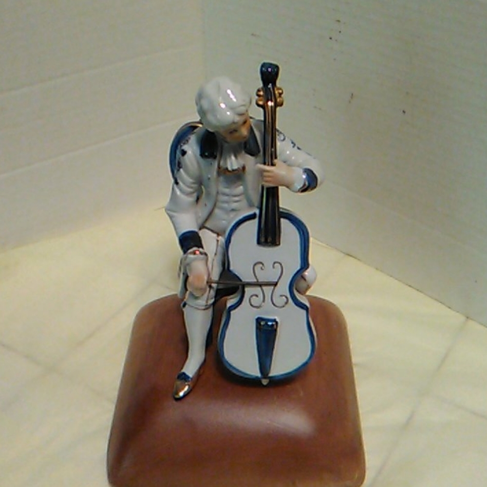 Norleans Japan Victorian Musician